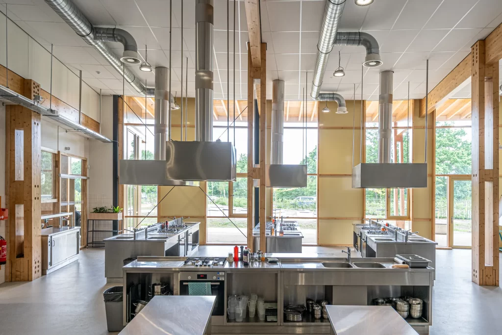 Cuina industrial moderna equipada per a serveis d’alimentació escolar